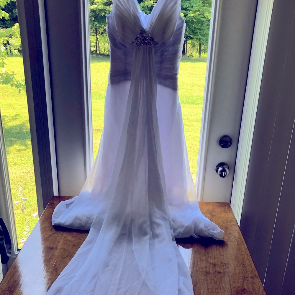 Beautiful Formal or  Wedding Gown.  Size USA 6